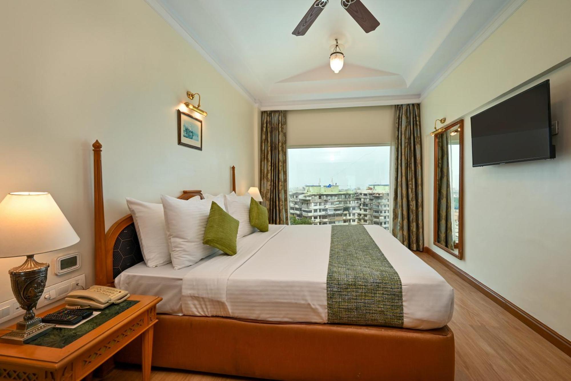 Suite Room Mini Bar Hamper Non-Alcoholic Bottle of chef’s choice veg or non-veg platter 4 pieces of laundry & unlimited drinks between 1830 1930 at Tamarind Restaurant T&C Apply