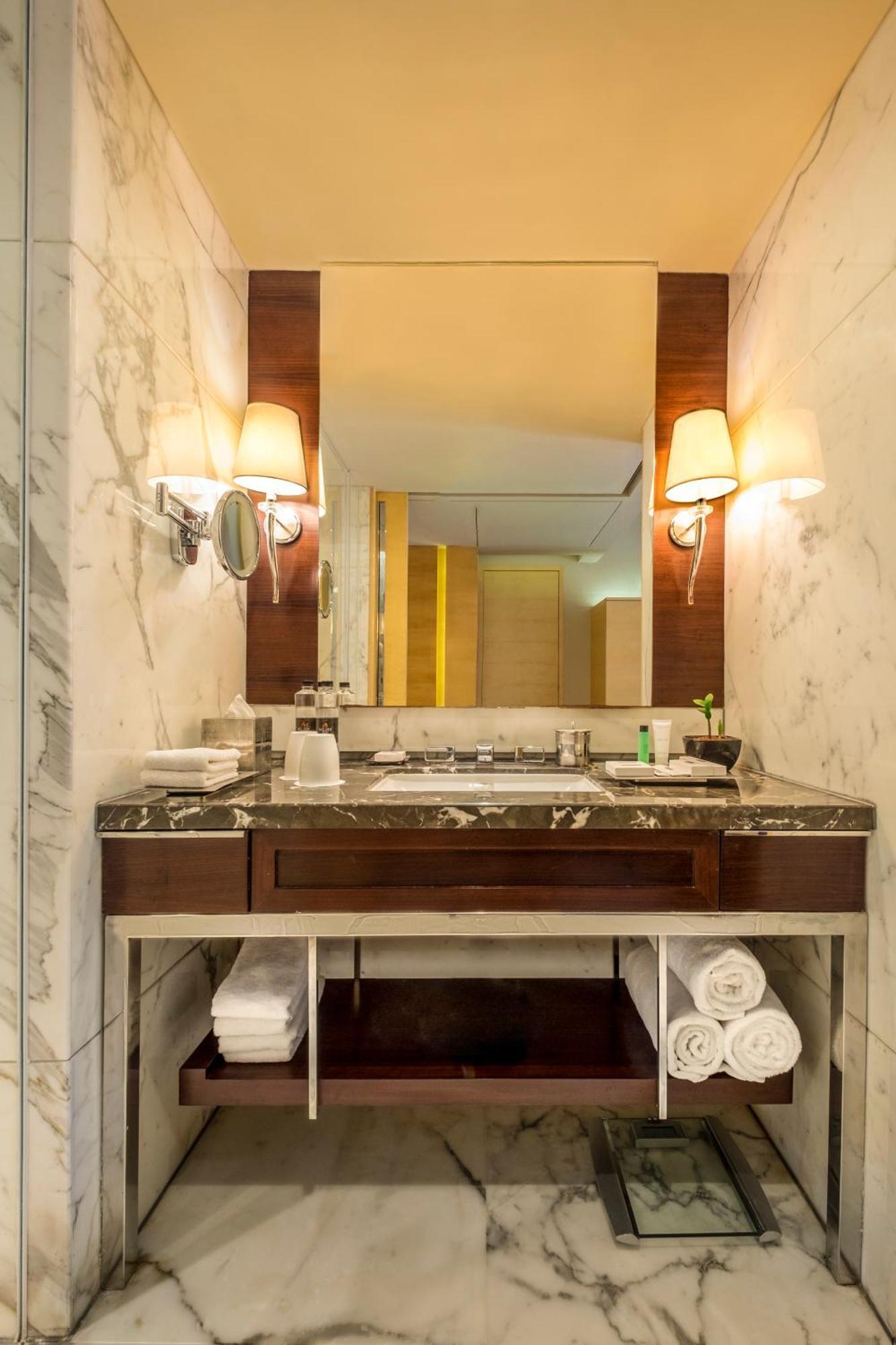 Executive Lounge Access Guest room 2 Twins Enjoy on Food & Soft Beverages Laundry