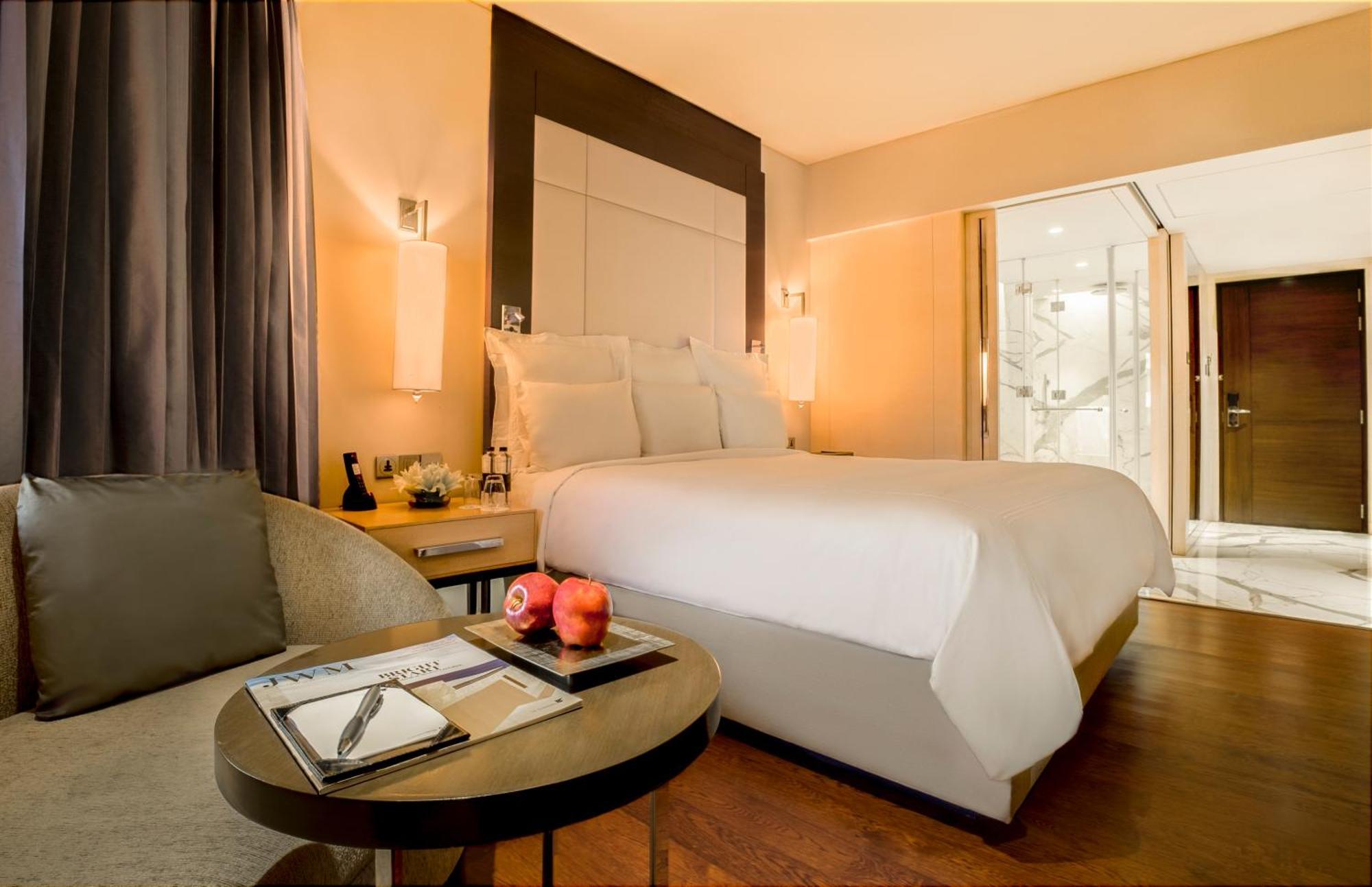 Executive Room Guest room 1 King Partial Sea View Enjoy on Food & Soft Beverages Laundry