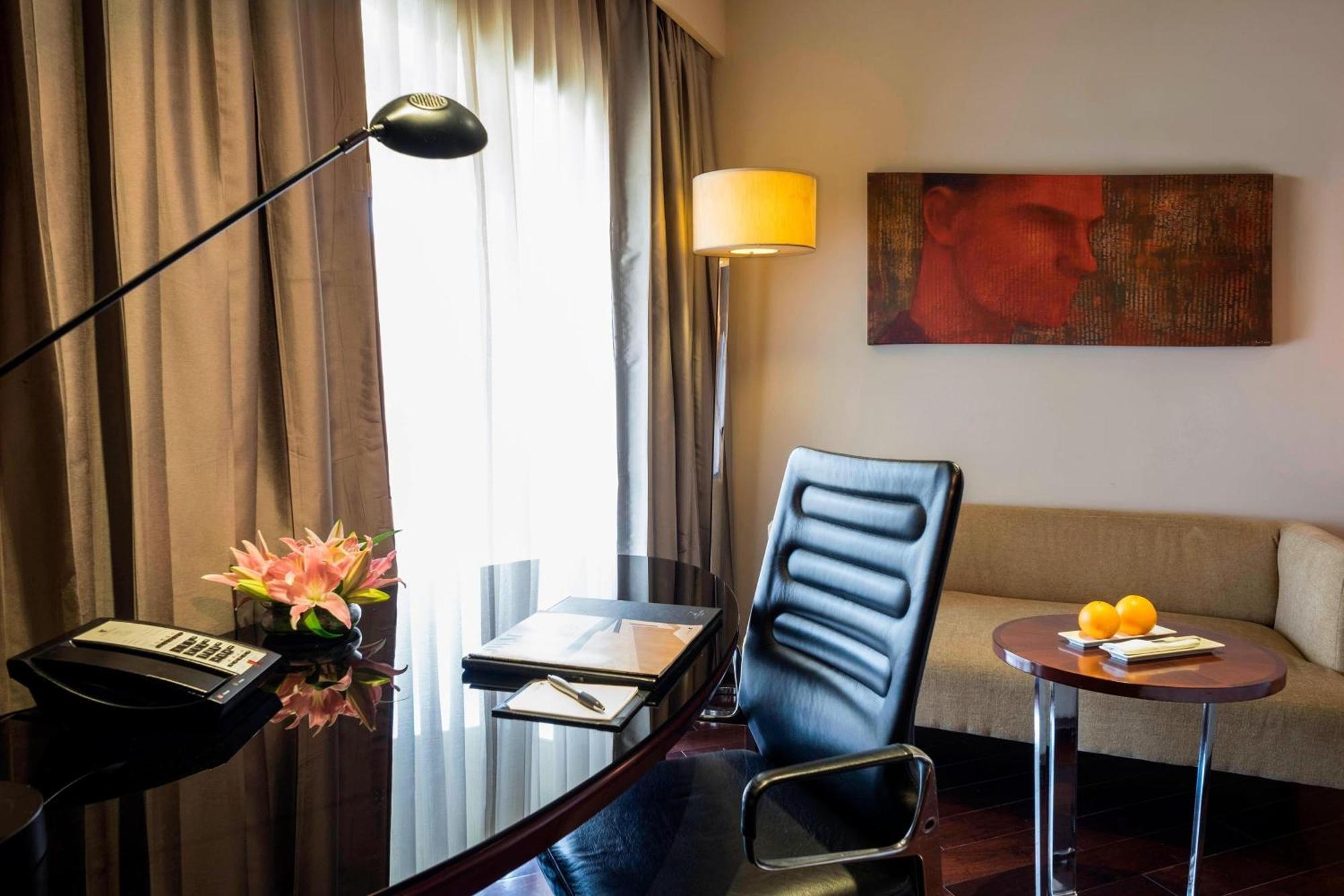 Guest room 1 King City view Enjoy on Food & Soft Beverages Laundry