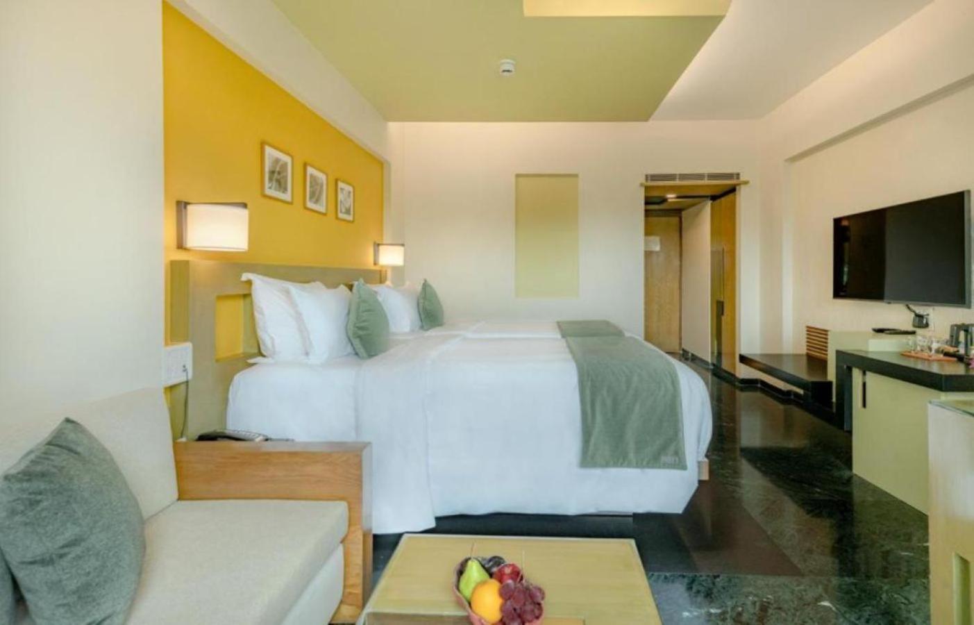 Mirable Large 250 Sqft Room on Buffet Lunch on Laundry & Airport Pick-up