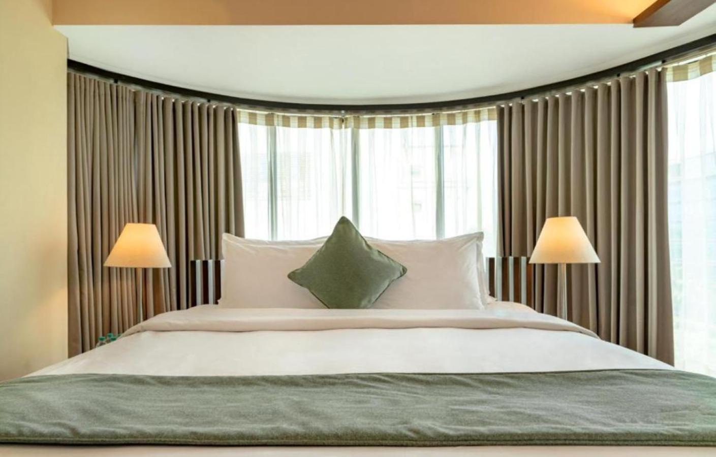 Suite on Buffet Lunch on Laundry & Airport Pick-up