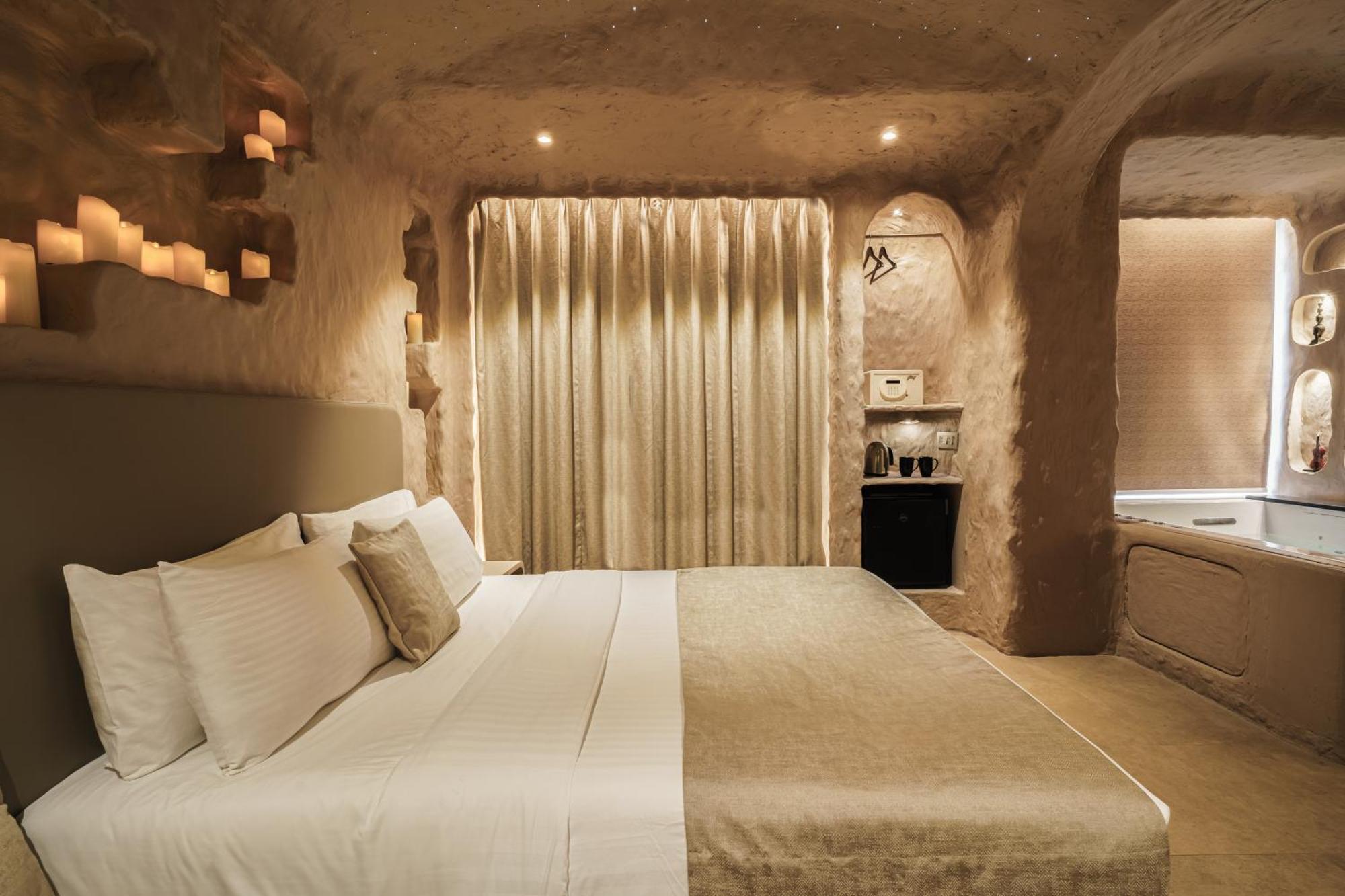 Cave room Grand Jacuzzi