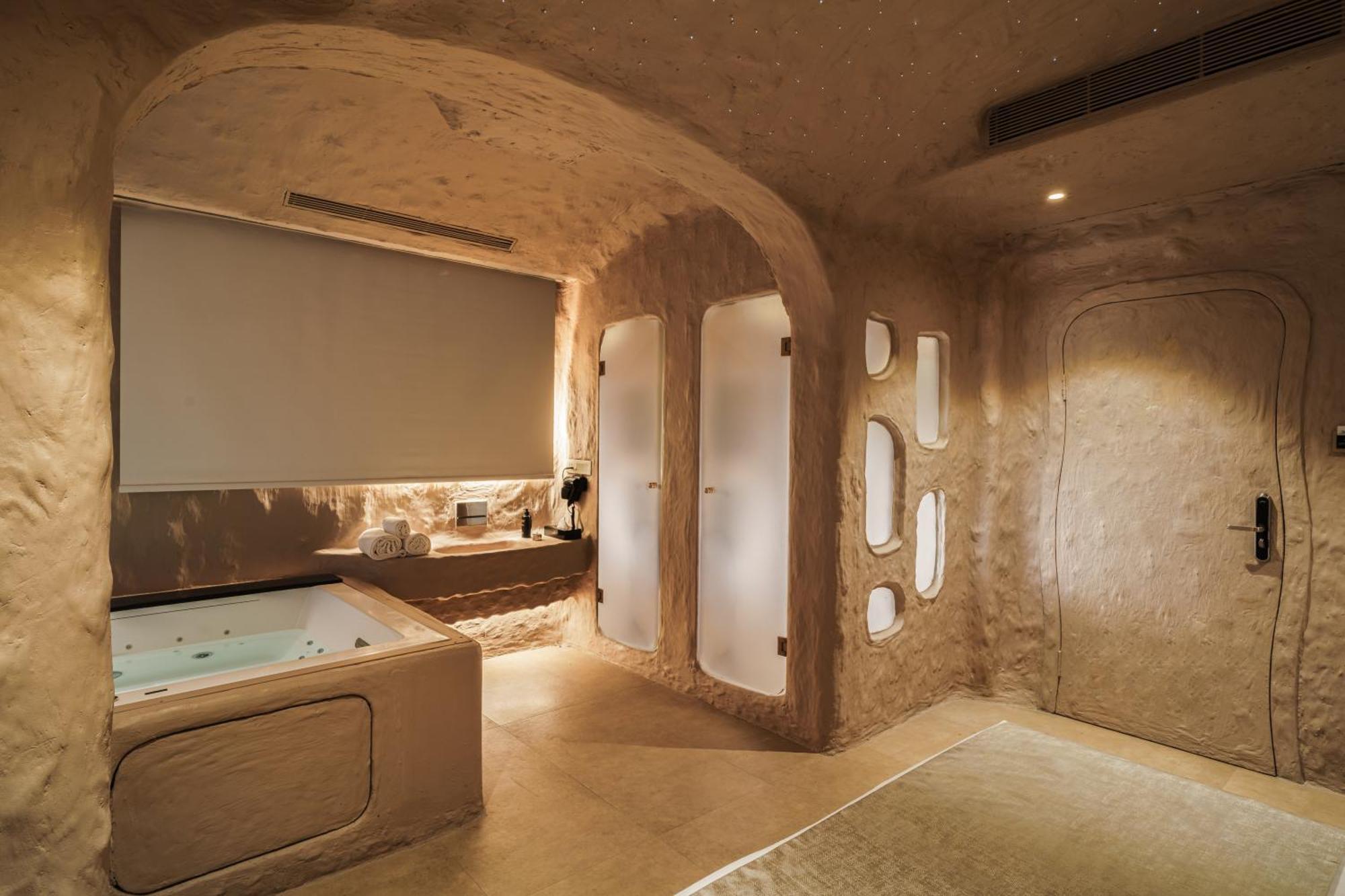 Cave room Grand Jacuzzi