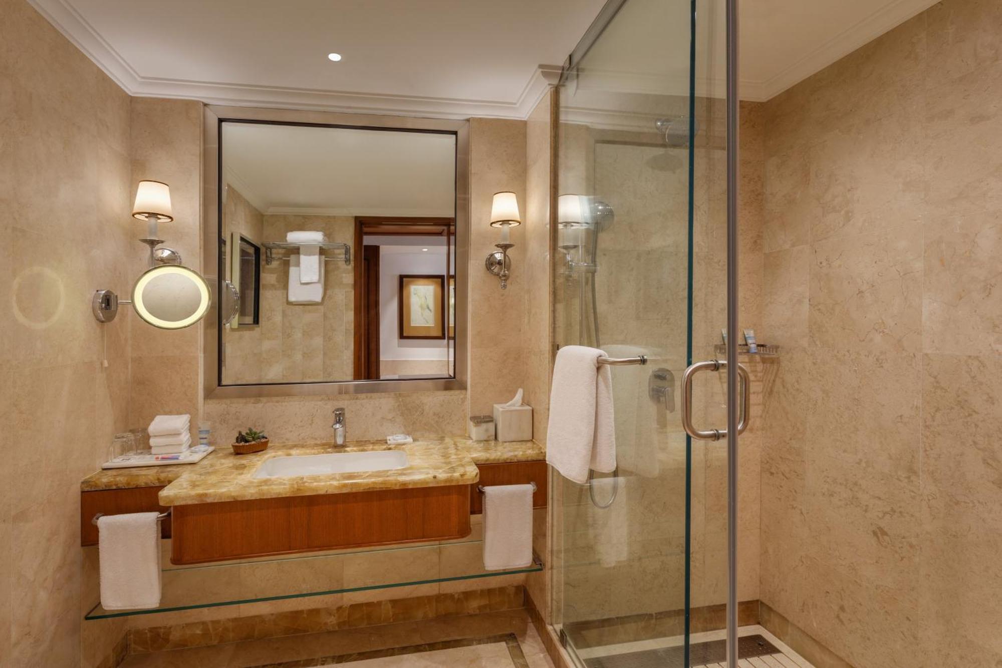 Executive Club Exclusive on Spa Laundry Food & Soft Beverage Buy 1 1 Luxury Happy Hours from 6 pm to 8pm