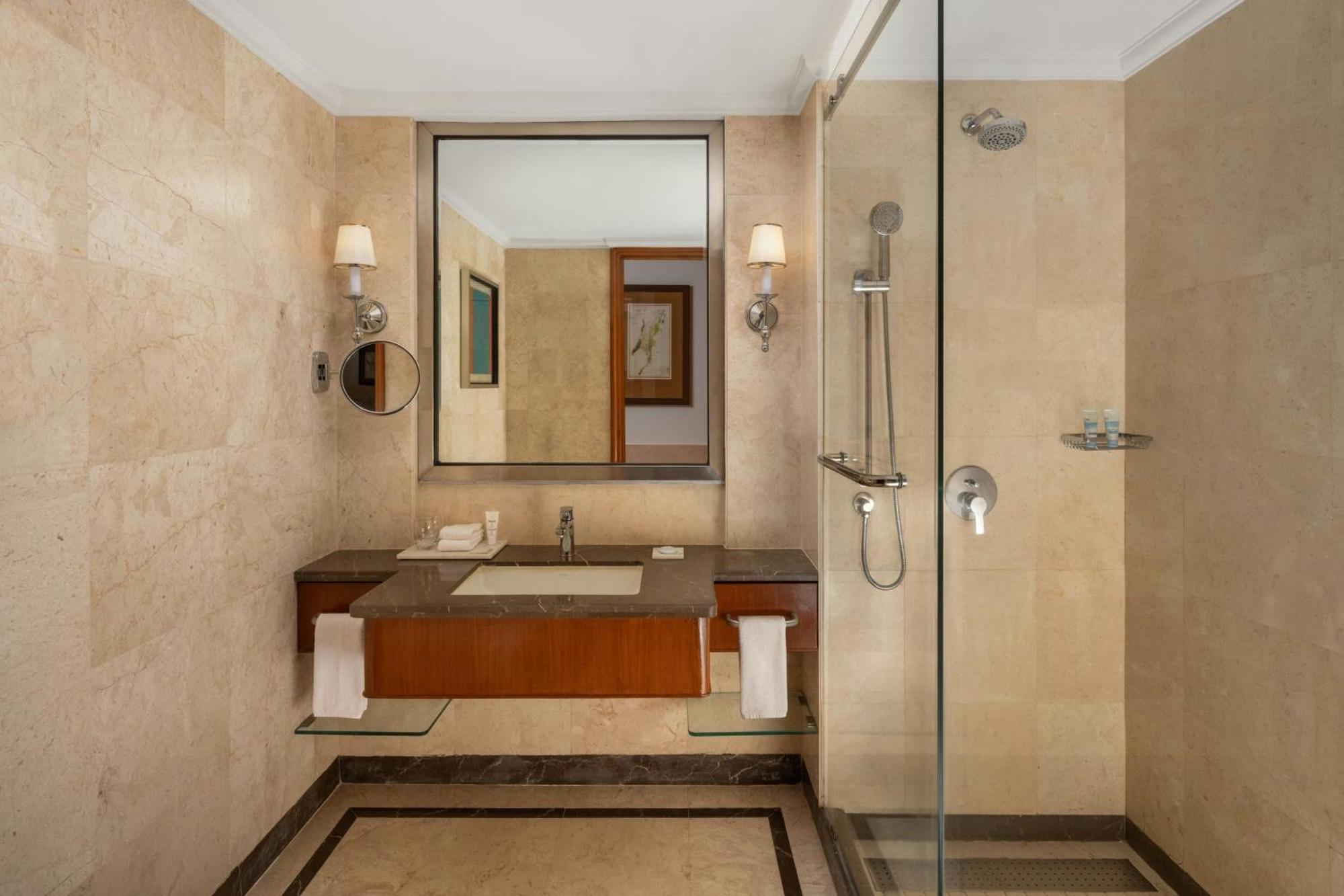 Executive Club on Spa Laundry Food & Soft Beverage Buy 1 1 Luxury Happy Hours from 6 pm to 8pm