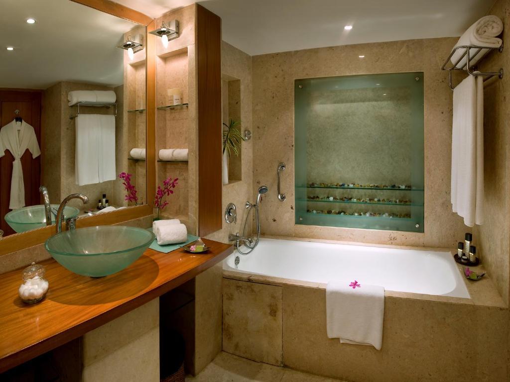 Lalit Deluxe Room King Bed (Enjoy Happy Hours with 1+1 offer on Alcoholic Beverages, Soft Beverages)