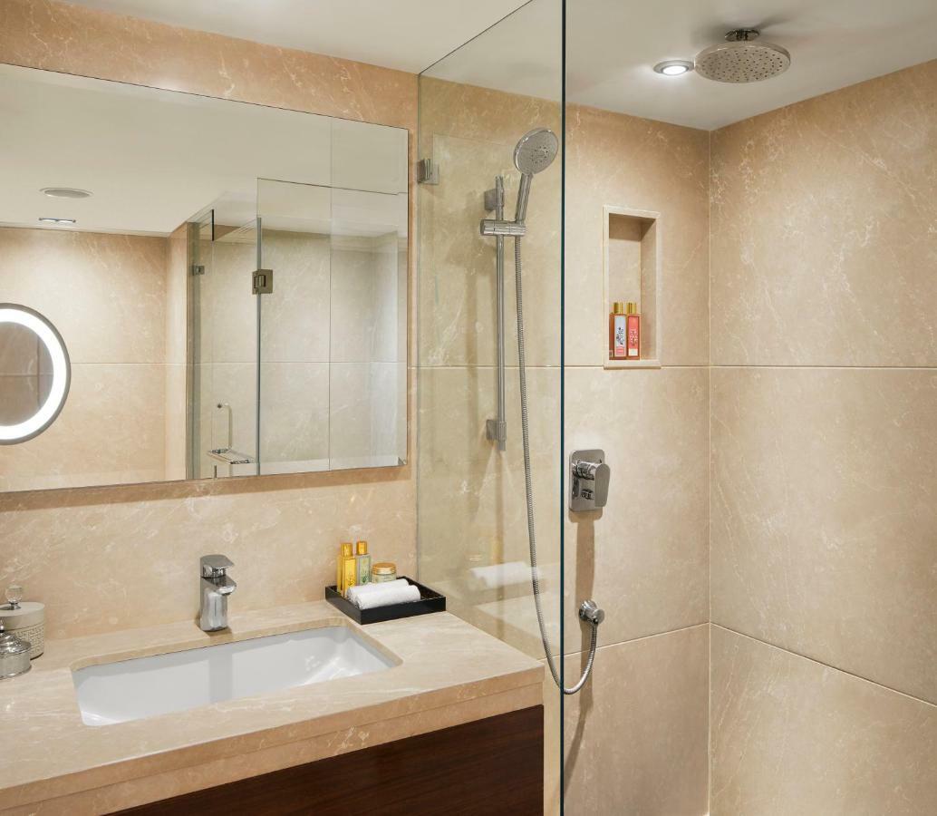 SeleQtions Suite Sea View King Bed with one way airport transfer